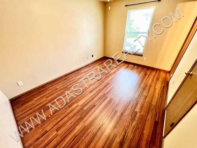 Building Photo - Spacious Gardner Duplex-Available in NOVEM...