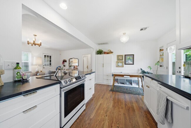 Building Photo - Charming 2-Bedroom, 1-Bath Home in Midtown