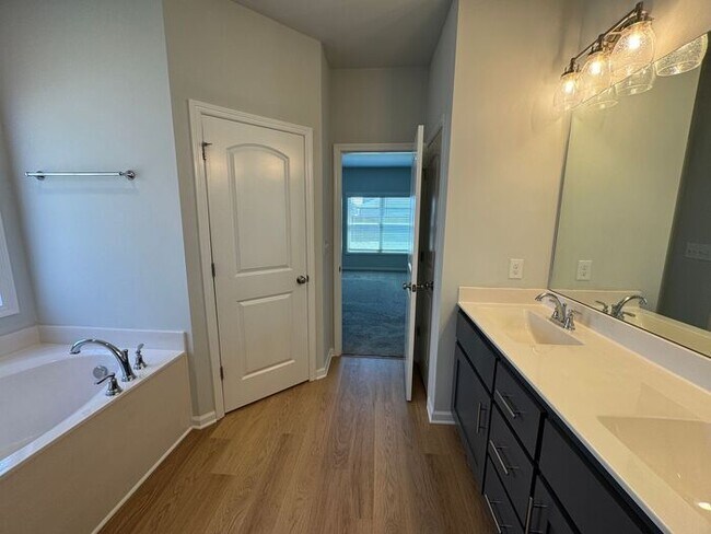 Building Photo - Spacious home with a fence, in PRIME location with a move in special