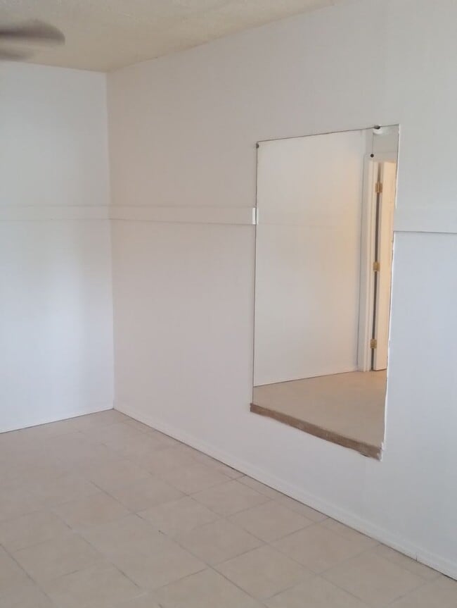 Building Photo - 1BR, 1BA -  w/yard with gate access SHOWIN...