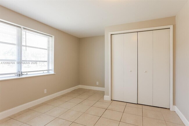 Building Photo - 1425 NE 29th St