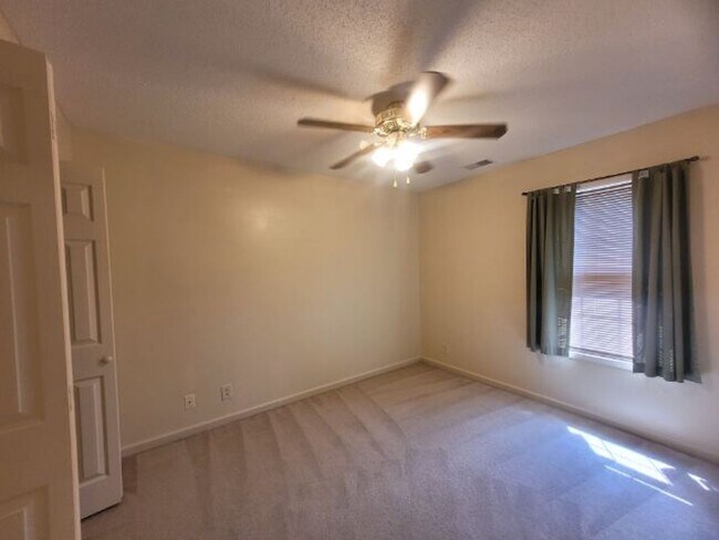 Building Photo - Charming 3-Bedroom Home with Spacious Livi...