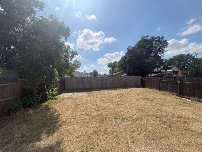 Building Photo - Available NOW Recently Renovated 3BR/3BA Home with Modern Finishes & Spacious Backyard Near Downt...