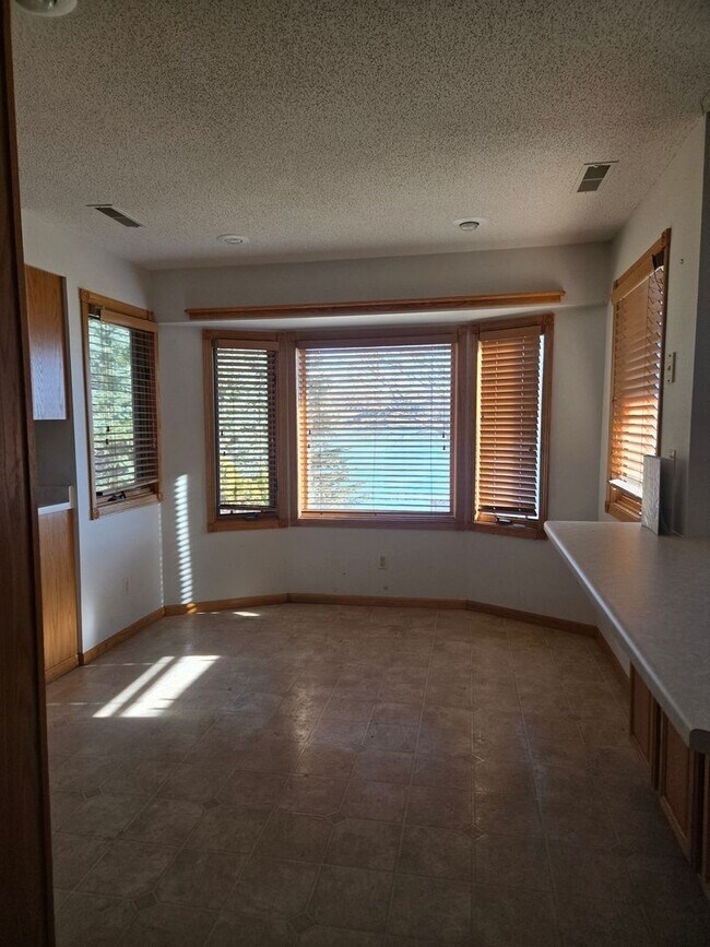 Building Photo - Home on the Lake