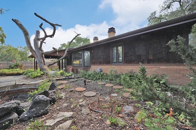 Building Photo - 661 Sycamore Dr