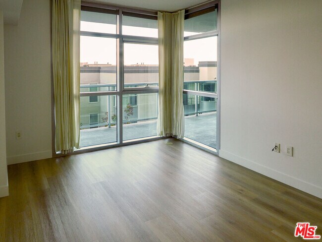 Building Photo - 13700 Marina Pointe Dr