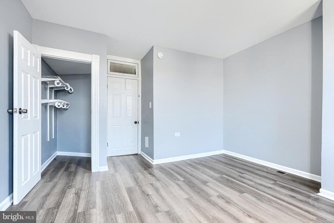 Building Photo - 424 N Linwood Ave