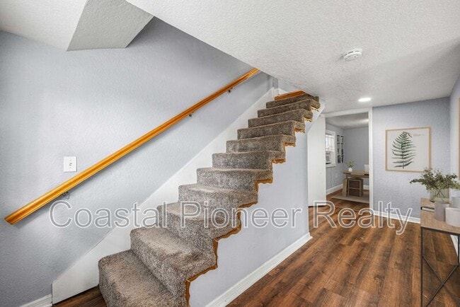 Building Photo - 305 E Hanna Ave