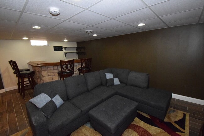 Building Photo - 477 W Spring St