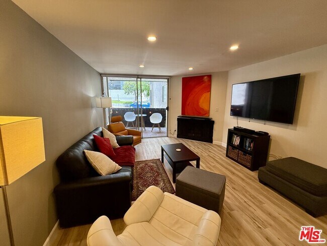 Building Photo - 8530 Holloway Dr