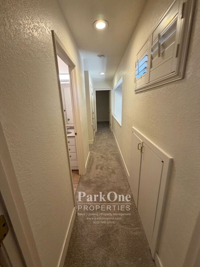 Building Photo - Two Bedroom Town House Walking Distance to Downtown Lafayette