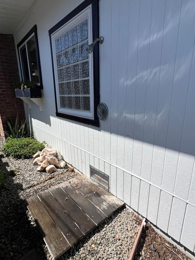 Building Photo - Charming 2BR/2BA Home Just Minutes from the Beach – Fully Landscaped, Spacious & Private