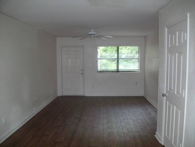 Living Area - Hickory Hill Apartments