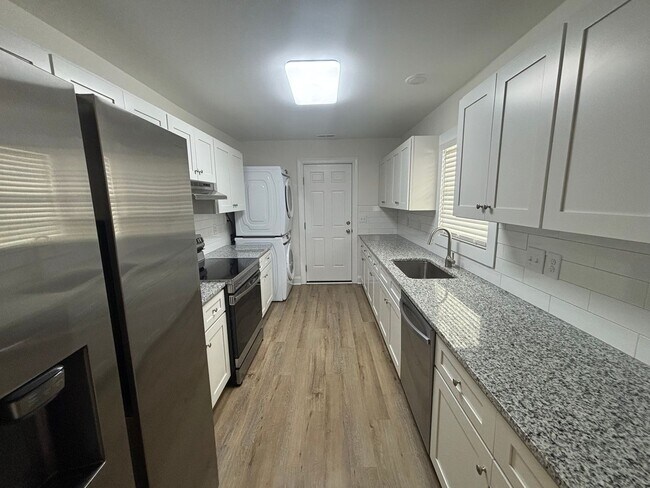 Building Photo - ***SPECIAL OFFER*** 3 Bed 1 Bath Single Family Brick Home