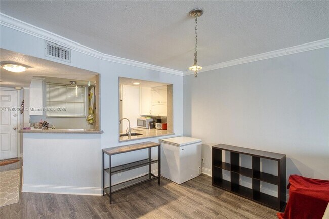 Building Photo - 115 Lake Emerald Dr