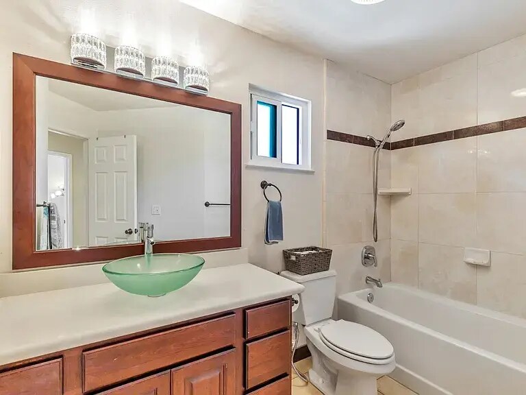 Common restroom upstairs - 1206 Sycamore Ct