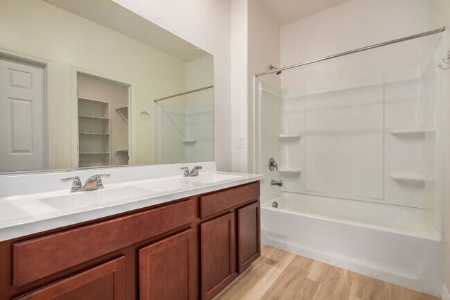 Building Photo - Beautifully Updated Home in Desirable Buck...