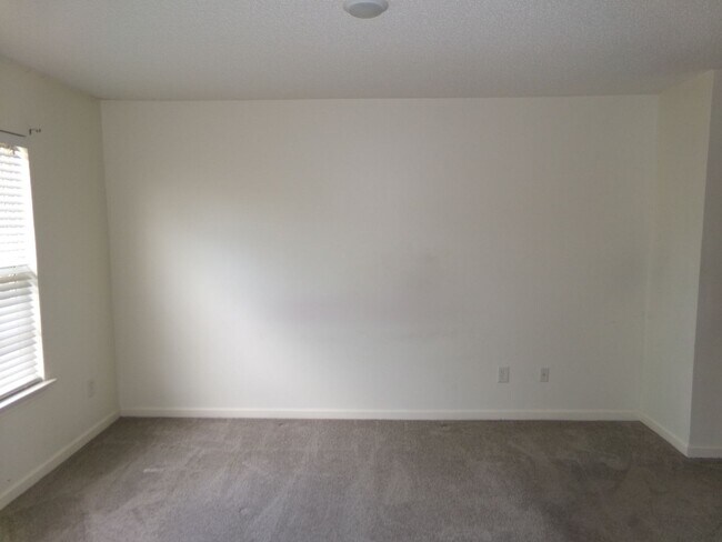 Building Photo - Greensboro Townhouse near Wendover Ave and I-40.