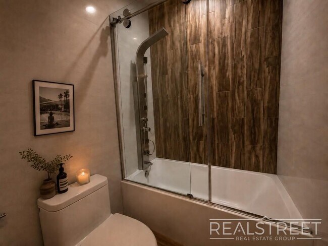Building Photo - Available Now | Flexible 2BR / Flex 3BR Near the L
