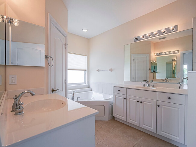 Building Photo - 4570 Bridgepointe Way