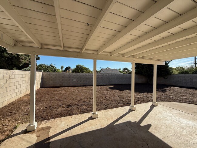 Building Photo - 1324 E Hickory Ln