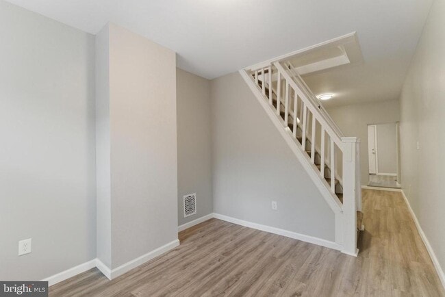 Building Photo - 2528 Collins St