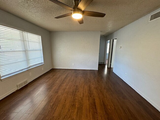 Building Photo - 3 bed 1.5 baths in Bethany!