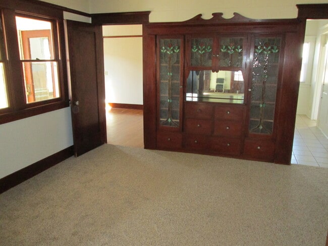 Building Photo - Large 4 Bedroom Craftsman Style Home in No...
