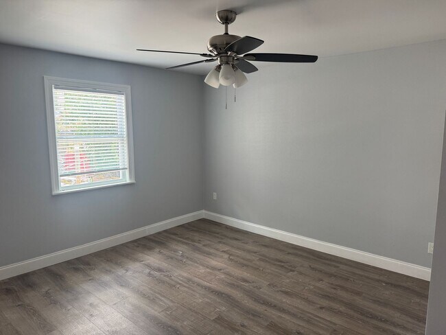 Building Photo - Large 4 bedroom West Tampa Bungalow