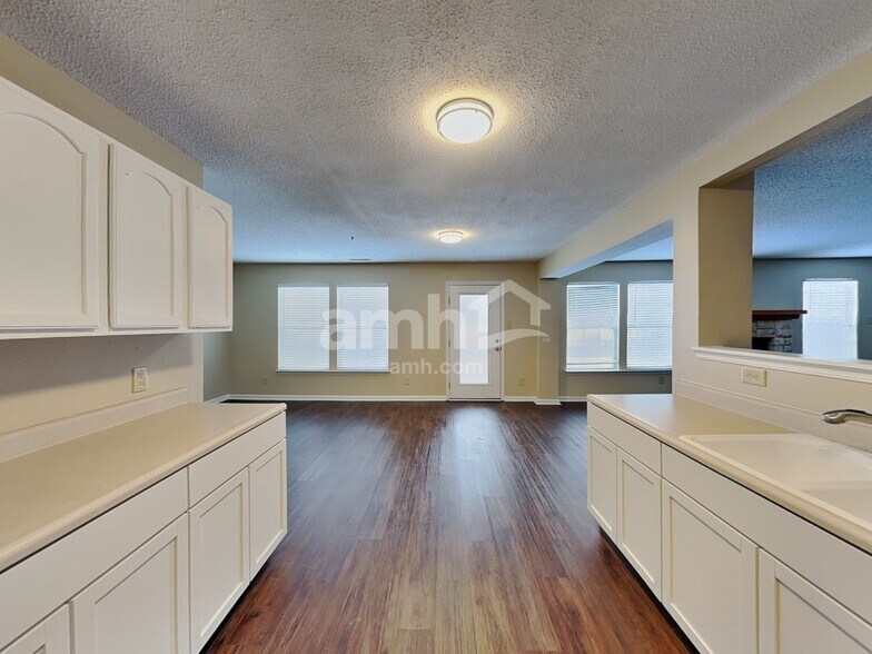 Building Photo - 10798 Cyrus Dr