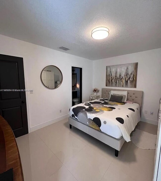 Building Photo - 14830 Miami Lakeway S