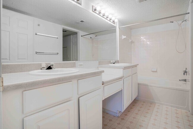 Building Photo - Townhouse for Rent in a Gated Community of...