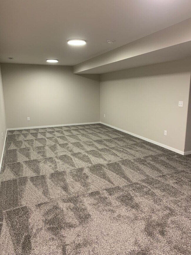 Building Photo - Zero entry ranch townhome with 2 stall garage. Spacious 2 bedrooms with walk in closets, 2.5 bath...