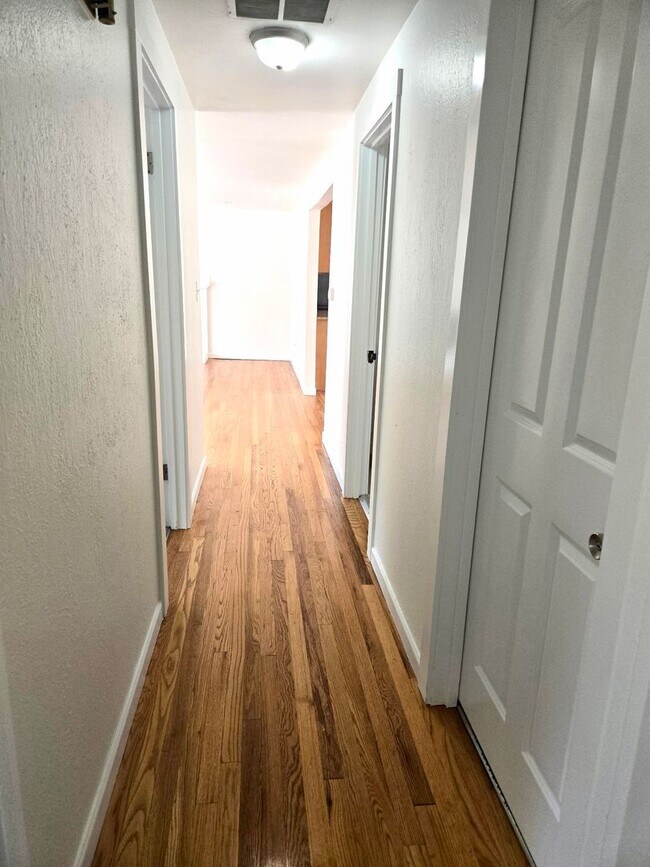 Building Photo - 3613 Grandview Dr W
