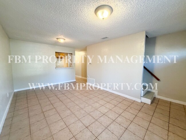 Building Photo - 2541 W Sycamore Ave