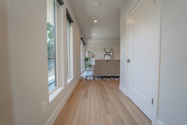 Building Photo - 2115 Holly Dr