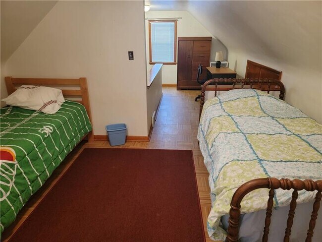 Building Photo - 302 South Dr