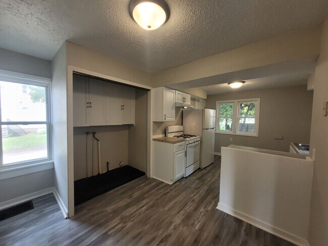 Building Photo - 1 Bedroom, 1 Bathroom Home near Iowa State Fairgrounds