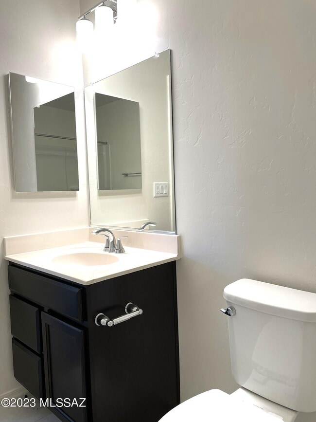 Building Photo - 1127 E Cairn St