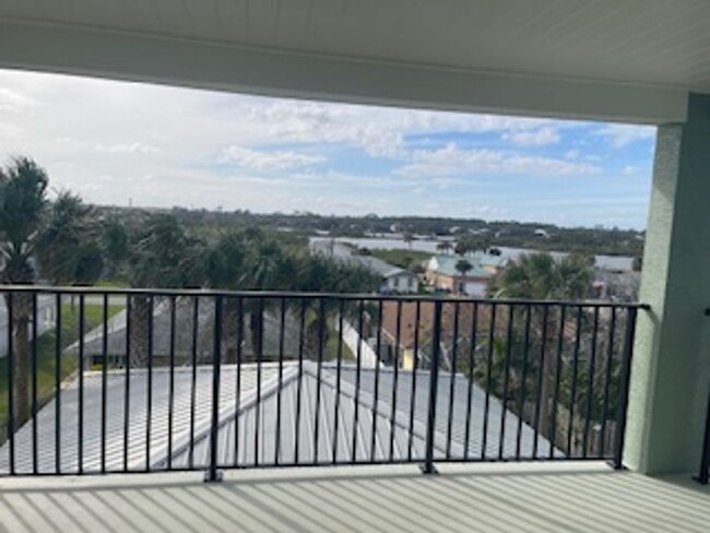 Building Photo - Breathtaking Views from this 3rd Floor Unit