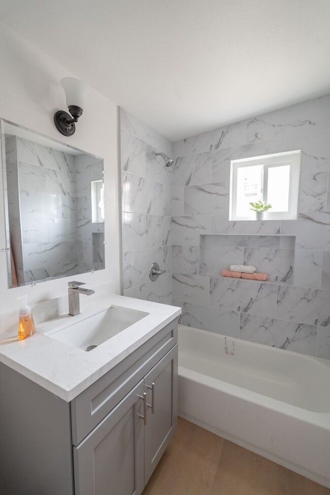 Building Photo - Charming 3 Bedrooms 2 Bathrooms Home $3,50...