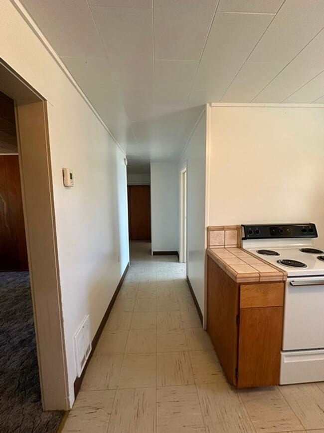 Building Photo - Cute 2 bedroom home