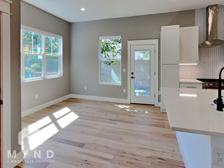 Building Photo - 5204 Huisache St
