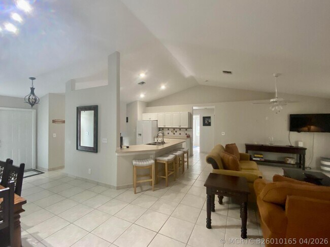 Building Photo - 1094 Raintree Ln