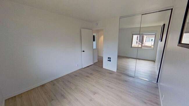 Building Photo - Spacious 3 bed / 2 bath in the More Mesa area