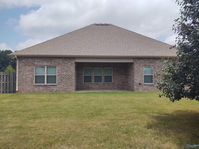 Building Photo - 105 Twin Springs Dr