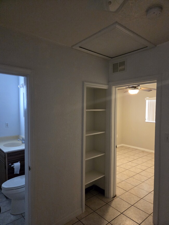 Building Photo - 2804 S Park Ave