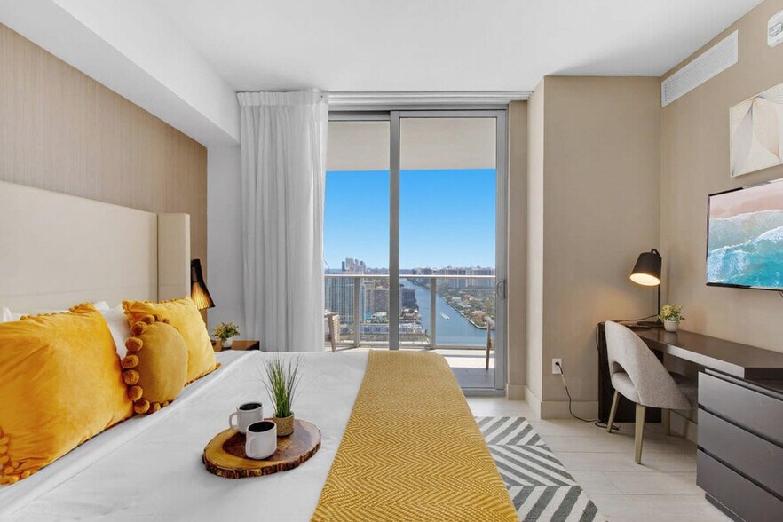 Building Photo - 4010 S Ocean Dr