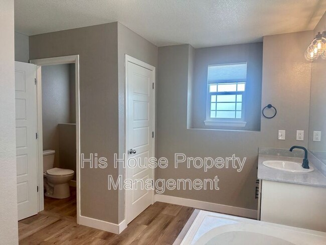 Building Photo - 2278 Stonefish Dr