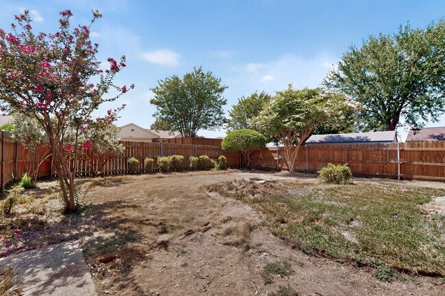 Building Photo - 215 Aspenway Dr